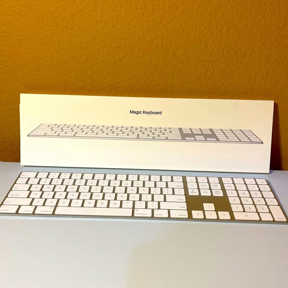 APPLE Magic Keyboard with Numeric Keypad US English White Wireless Chargable